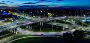 Immobilier d’entreprise et transports : l’impact du réseau autoroutier et ferroviaire L’emplacement est clé en immobilier d’entreprise. Découvrez pourquoi la desserte et la mobilité influencent la valeur et la performance de vos locaux.