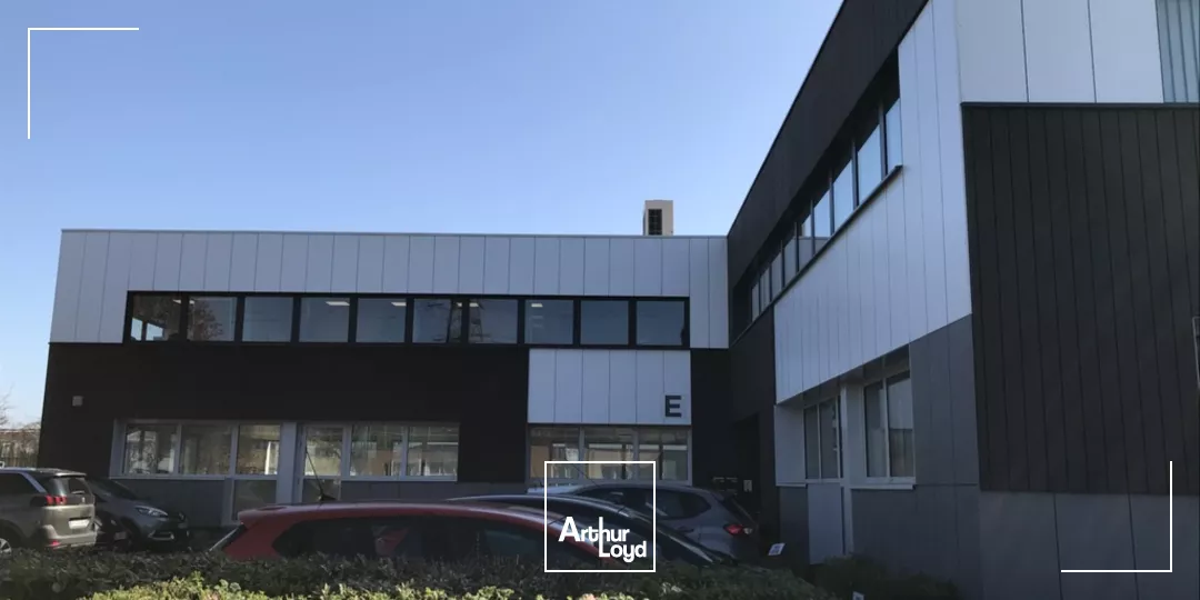 Location Bureaux Rénovés avec Parking aux Grands Boulevards - Parc Tertiaire Verdoyant