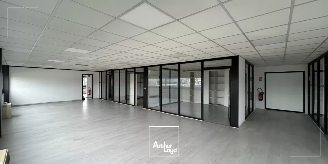 Bureaux de 980 m² divisibles, à louer à Lormont ZA Cantelaudette.