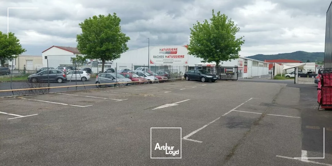 LOCAL COMMERCIAL 163 m² A LOUER LEMPDES AXE PASSANT