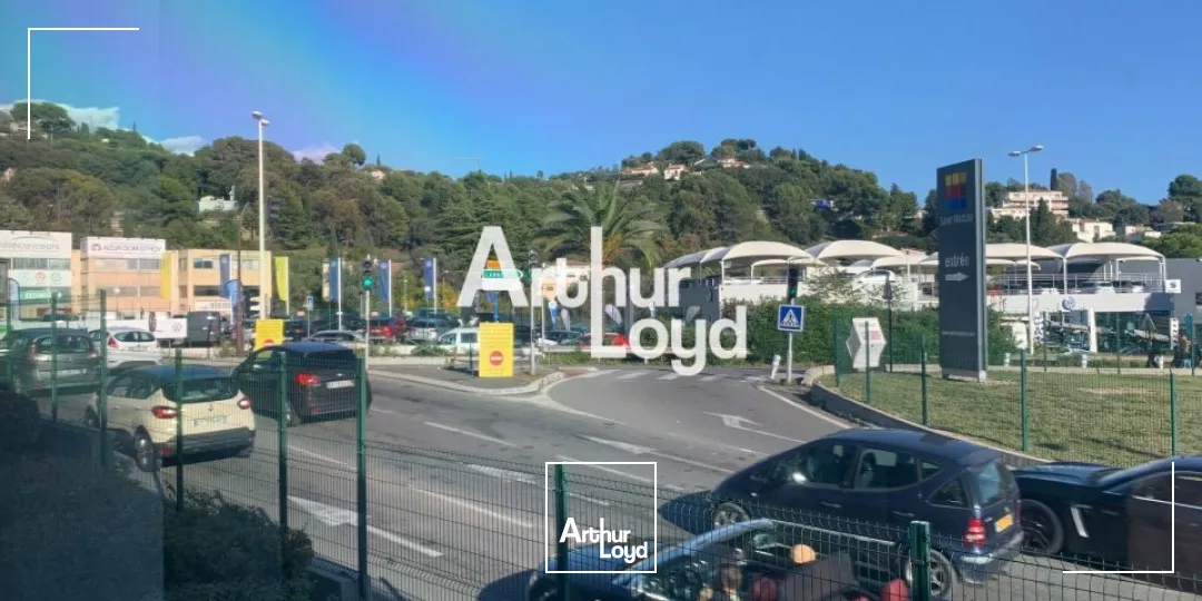 Bureaux rénovés 219 m² en R+2 à louer Mougins - Proximité Sophia Antipolis