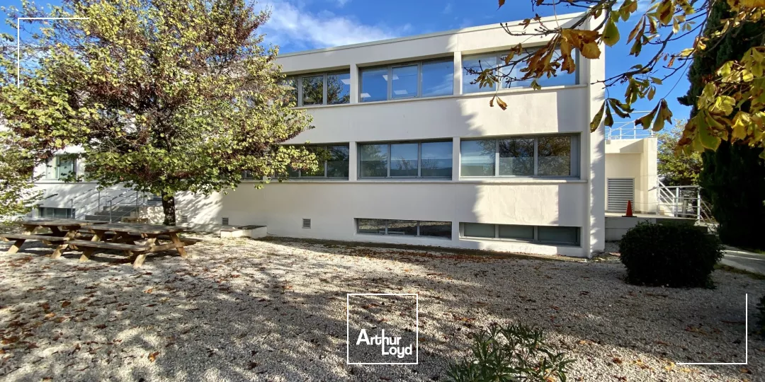 BUREAUX AVEC PARKING A LOUER AU 1ER ÉTAGE