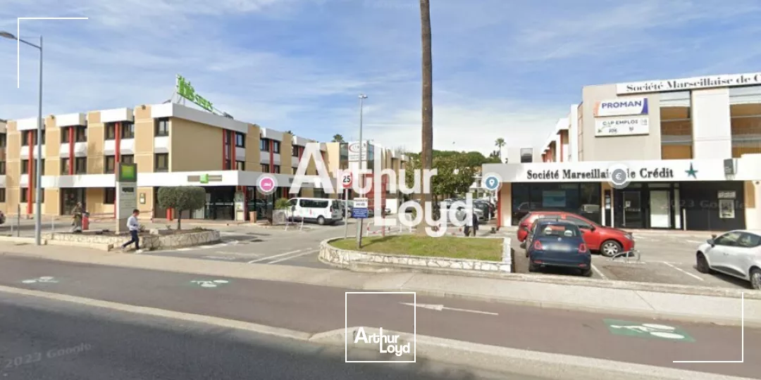  BUREAUX EN OPEN SPACE DE 125 M² AVEC 4 PLACES DE PARKING COMPRISES