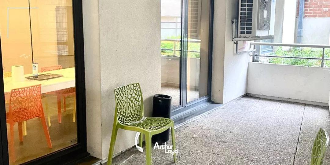 Emplacement idéal: Centre Ville de LILLE / Vieux-Lille. Surface en RDC élevée de 238m2 avec terrasse couverte et parkings en sous-sol. Les locaux sont aménagés, cloisonnés et très...