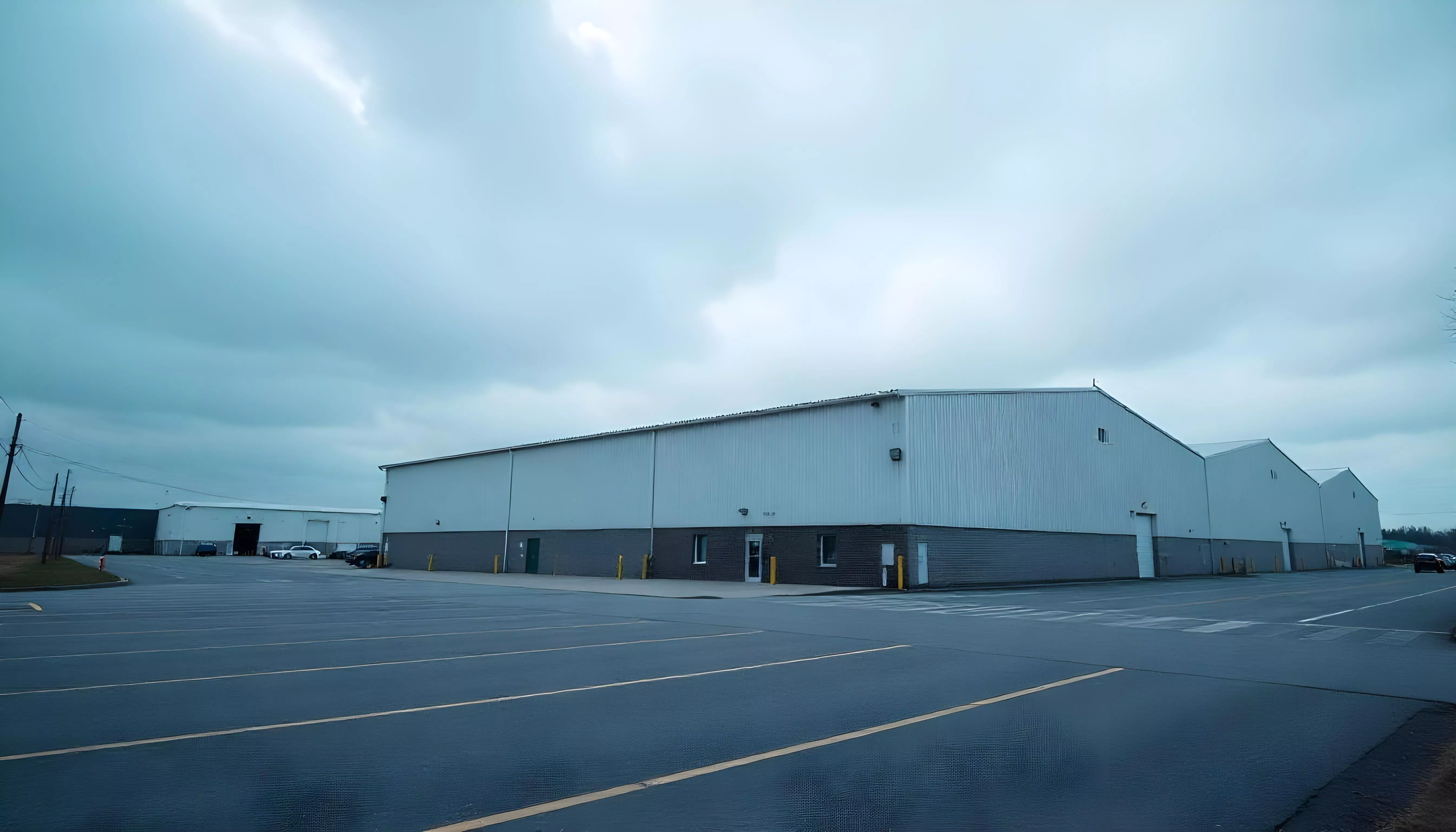 hangar avec un parking à camion