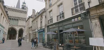 Chez mes soeurs installé par Arthur Loyd Dijon Devanture du local commercial loué