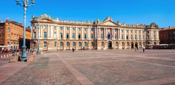 Place du Capitole et hôtel de ville de Toulouse Vue de la place du Capitole à Toulouse avec la façade du Capitole