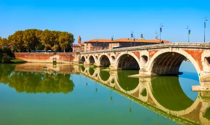 Pont neuf de Toulouse Pont Neuf de Toulouse en briques roses enjambant la Garonne, avec l’Hôtel-Dieu Saint-Jacques en arrière-plan