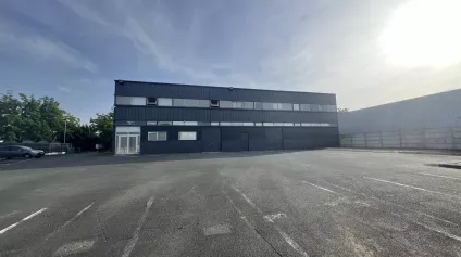 Location d'un local d'activité avec bureaux - 240m2 - à Saint Jean-de-Braye dans le Loiret (45) - Offre immobilière - Arthur Loyd