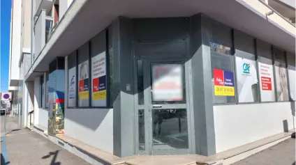 Local commercial à louer sur artère passante et en angle rue avec grand linéaire de vitrine - Centre-Ville - AUBAGNE - Offre immobilière - Arthur Loyd