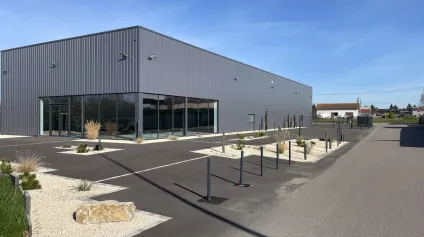 À VENDRE OU À LOUER - Local d'activité avec showroom, d'un total de 700 m² à Pouilly-sous-Charlieu. - Offre immobilière - Arthur Loyd